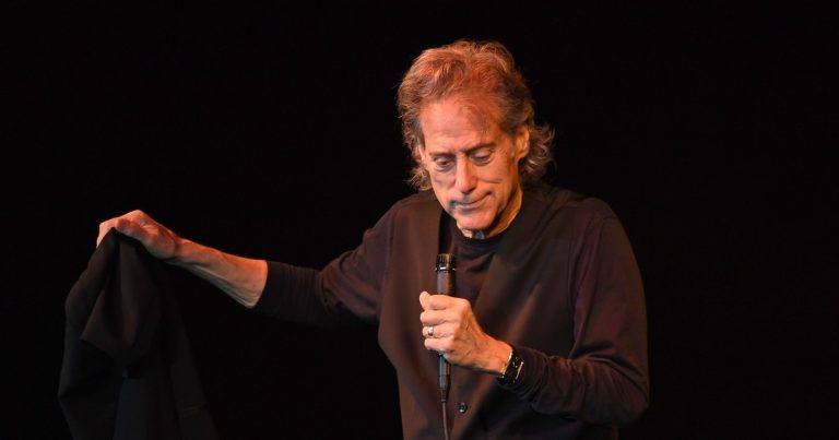 Actorul Richard Lewis a murit la vârsta de 76 de ani. Anul trecut a anunțat că suferă de Parkinson şi se retrage din stand-up | VIDEO