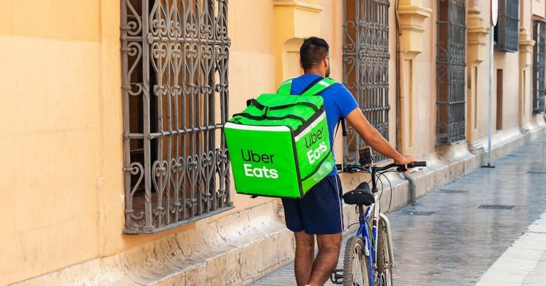 UE reglementează activitățile celor care lucrează pentru platforme de food delivery