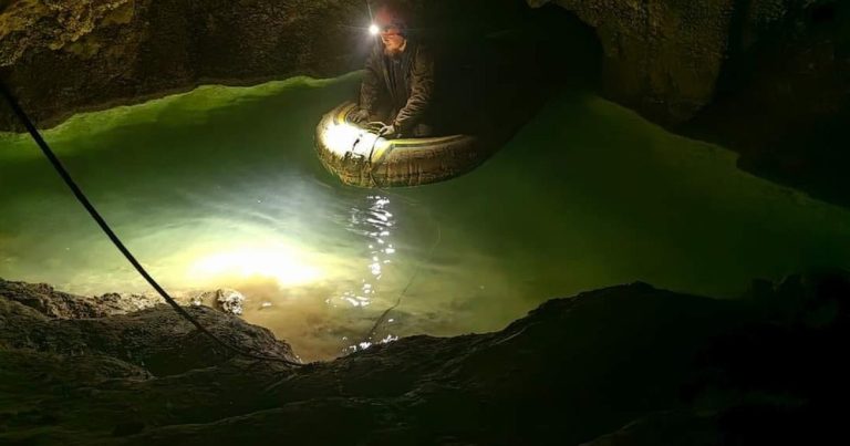 Misterele peșterilor din Vâlcea. Lacul de Smarald, Labirintul Alb, Peștera cu Perle și alte minunății ale naturii | FOTO VIDEO