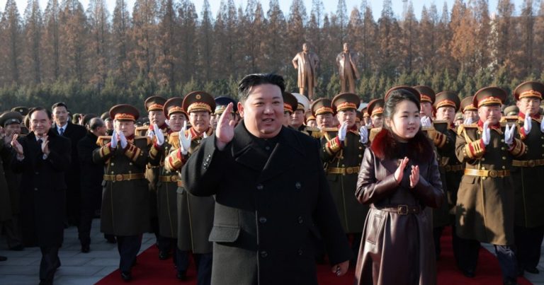 Coreea de Nord: Kim Jong-un supraveghează exerciţii militare împreună cu fiica sa şi cere pregătiri de război