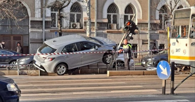 Accident cu 3 mașini în fața sediului central al Poliţiei Române. O femeie a ajuns la spital VIDEO