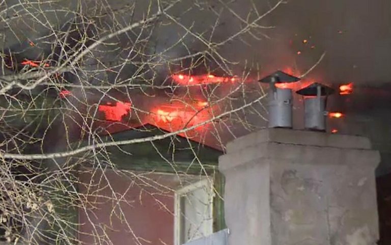 Incendiu violent în București. O casă a fost făcută scrum și sunt suspiciuni că focul a fost pus intenționat