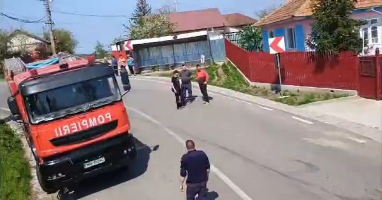 Camion încărcat cu piatră, răsturnat în Galați. Doi răniți grav, luați cu elicopterul SMURD VIDEO