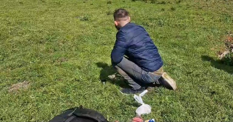 Gest emoționant al unui ucrainean. A îngenuncheat și a sărutat pământul românesc după ce a fost salvat din Munții Maramureșului VIDEO