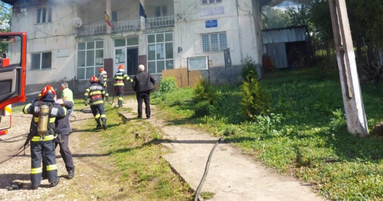 O primărie din Dolj, distrusă de un puternic incendiu. Au ars și numeroase documente publice foarte importante