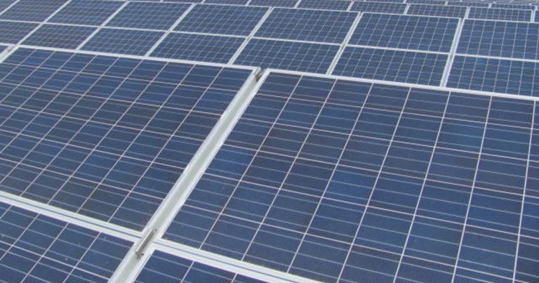 Parc fotovoltaic construit de o primărie pentru a-și reduce facturile la energie pentru clădiri și la sistemul de semaforizare