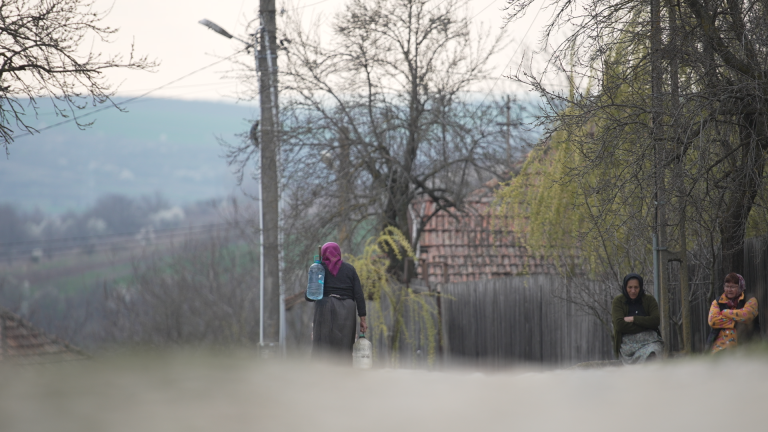 VIDEO. Înapoi la izvoare. După 17 ani cu apă curentă, o comunitate din Oltenia se întoarce la fântâni și la toaletele din fundul curții