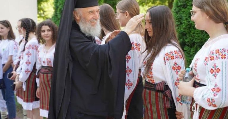 Mesajul de Paşte al Arhiepiscopului Dunării de Jos: „Să nu-i uităm mai ales pe tineri. Ei au mari așteptări de la dragostea noastră!”