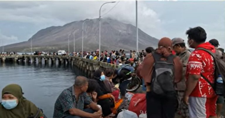 Indonezia: Mii de persoane au fost evacuate în urma erupţiei vulcanului Ruang VIDEO