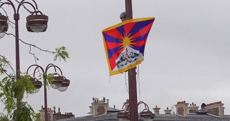 Miting al comunității tibetane la Paris pentru a denunţa vizita preşedintelui Xi Jinping