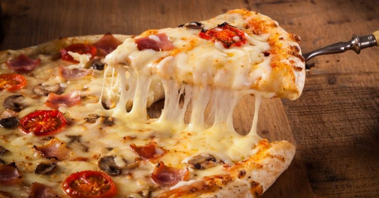 Un local din București cere clienților să voteze o nouă pizza pentru un mandat de 4 ani. Pizza Nicușor Parmezan e pe primul loc, deocamdată